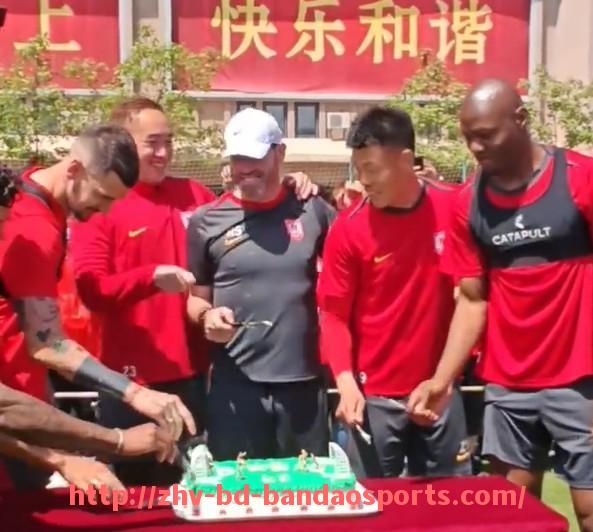 半岛体育-火箭队老板费尔蒂塔的管理风格及球队影响